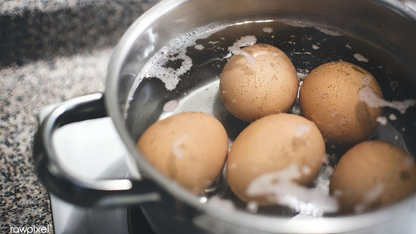 Jangan salah langkah! Cuci telur sebelum dimasak justru bisa membawa bakteri masuk ke dalam!