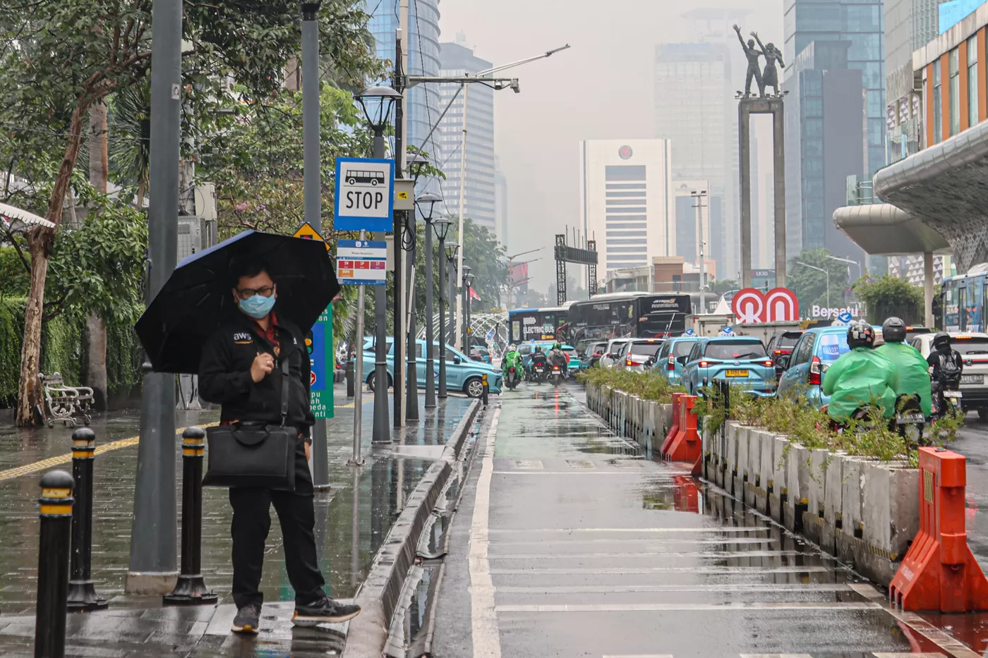 Hujan melanda wilayah Jakarta. (Hanung Hambara/Jawa Pos)