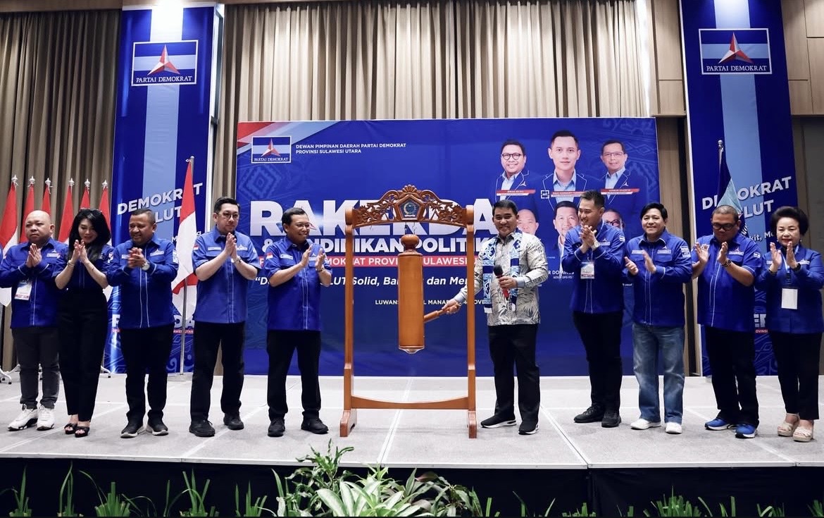 Gubernur Yulius Selvanus bersama jajaran Partai Demokrat di pembukaan Rakerda, Jumat (14/11).