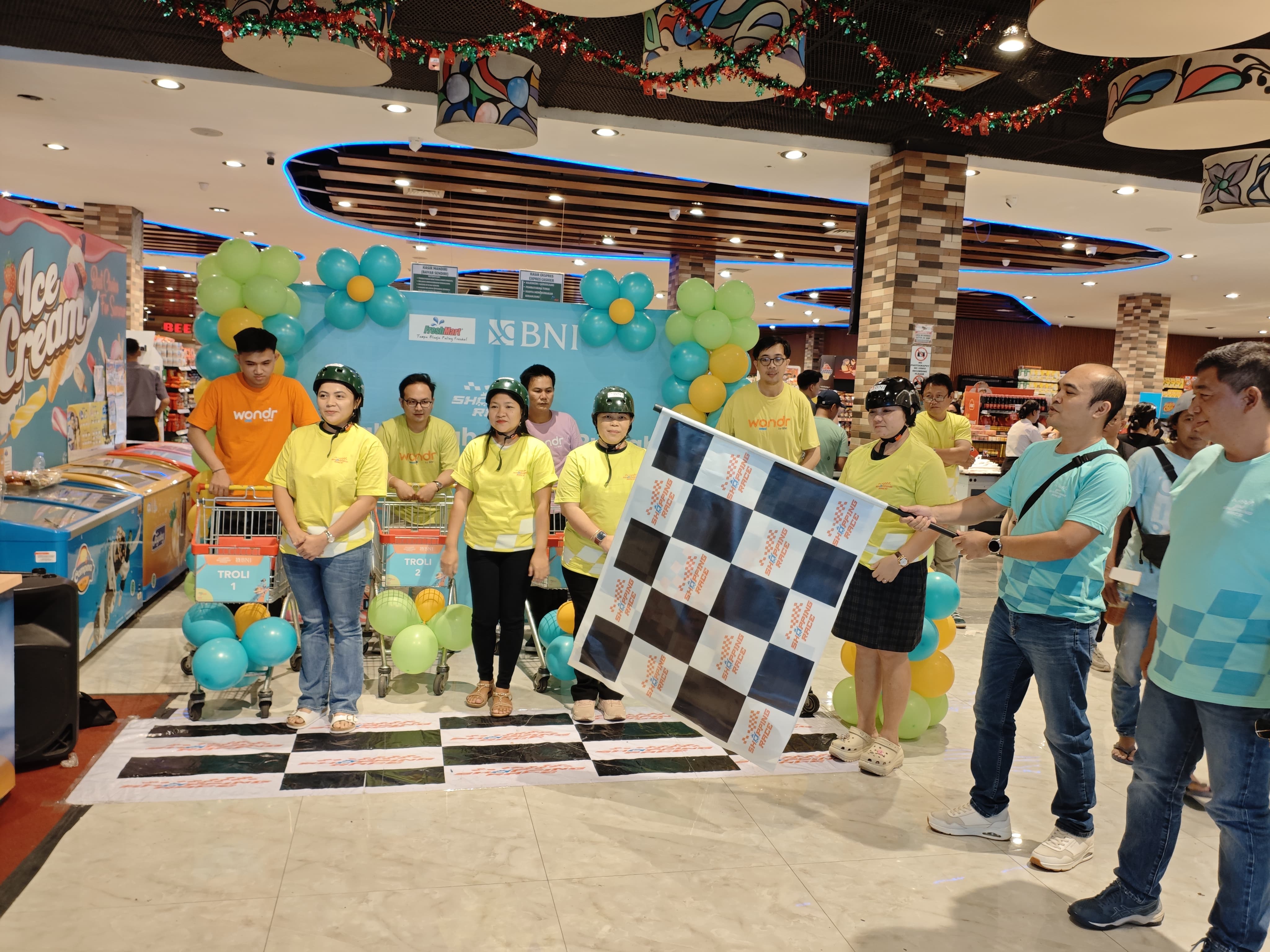 Keseruan BNI Shopping Race 2025 yang berlangsung di Freshmart Paniki, Sabtu (15/11).