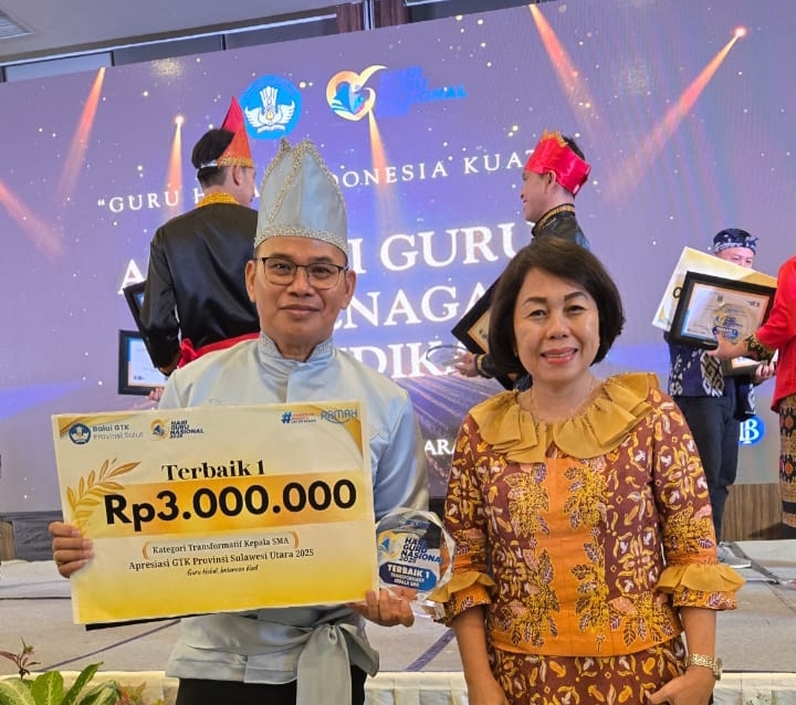 Kepala SMA Negeri 2 Bitung Maxy Awondatu SPd MPd saat meraih penghargaan dalam ajang Apresiasi GTK 2025, didampingi Kepala Dinas Pendidikan Daerah Provinsi Sulut Dr Femmy J Suluh MSi.(Dok Istimewa)