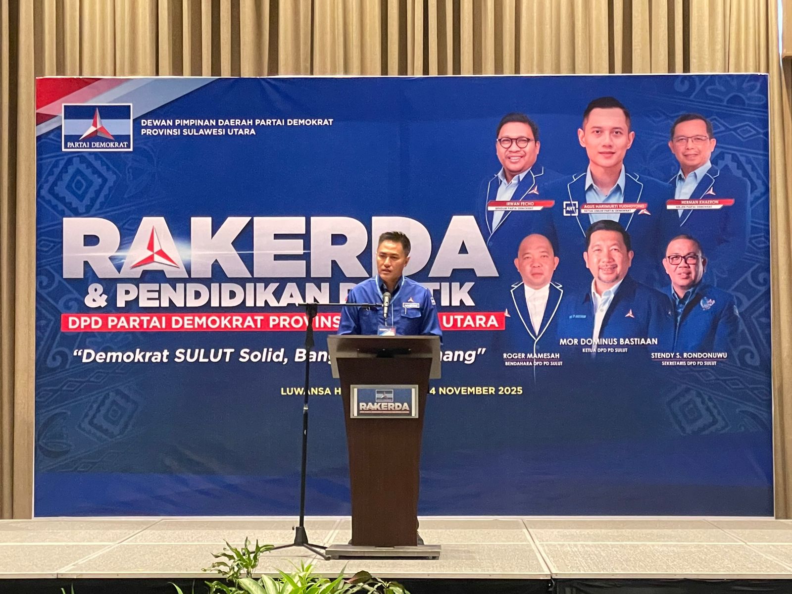 Royke Anter membacakan laporan panitia di rakerda Partai Demokrat Sulut.