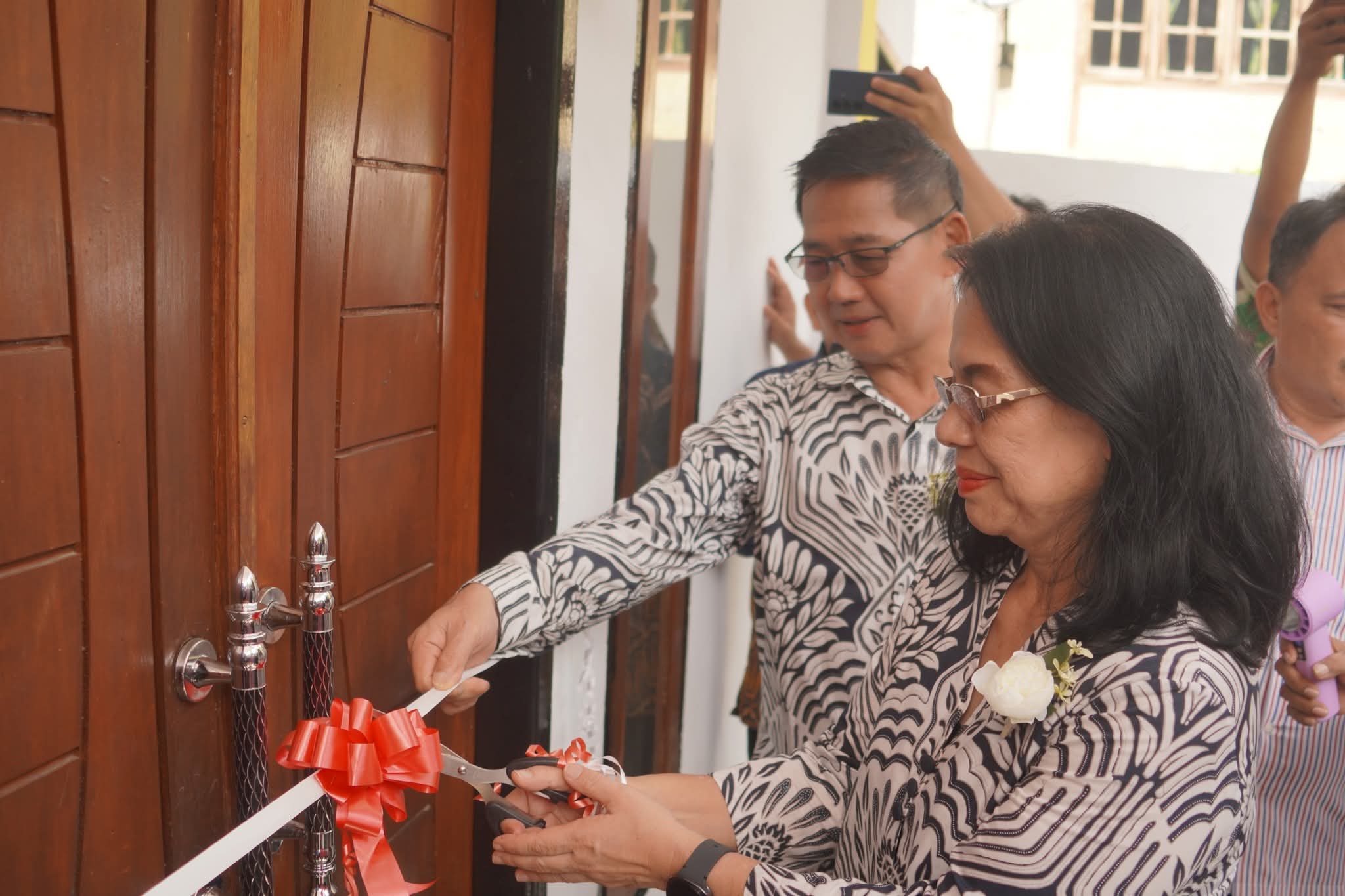 Wali Kota Bitung Hengky Honandar didampingi Ketua TP-PKK Ellen Honandar Sondakh saat meresmikan gedung gereja, pastori, dan konsistori KGPM Sidang Exodus Kelapa Dua.(Dok Istimewa)