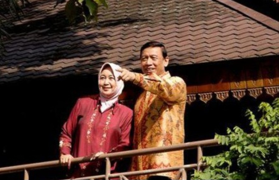 Jendral TNI Wiranto bersama Almarhum Rugaiya Usman.