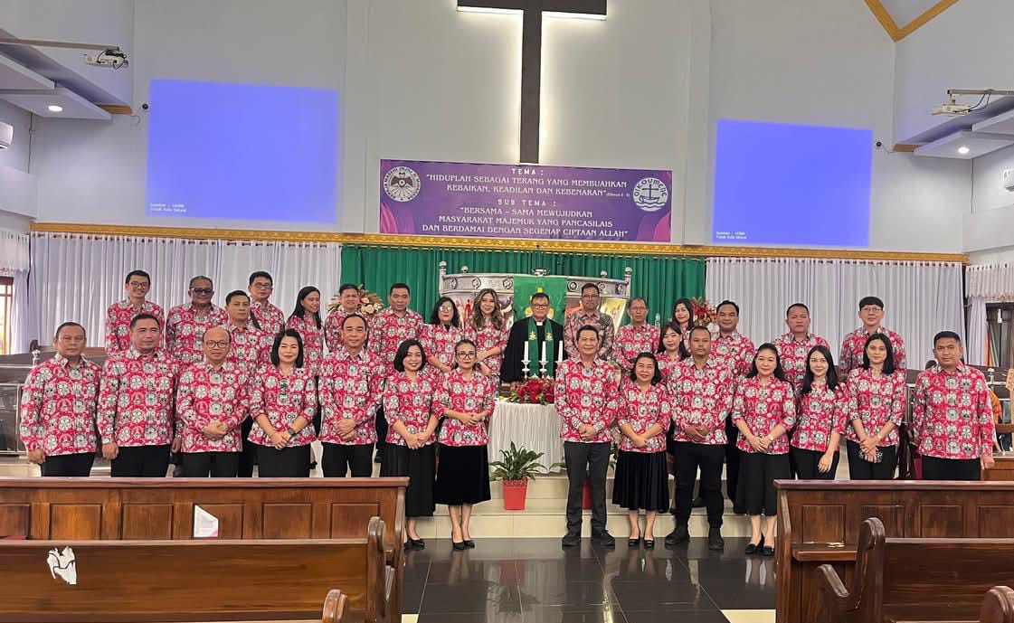 Pengurus LPPD Kota Manado usai dilantik di GMIM El Manibang Malalayang, Minggu (16/11).