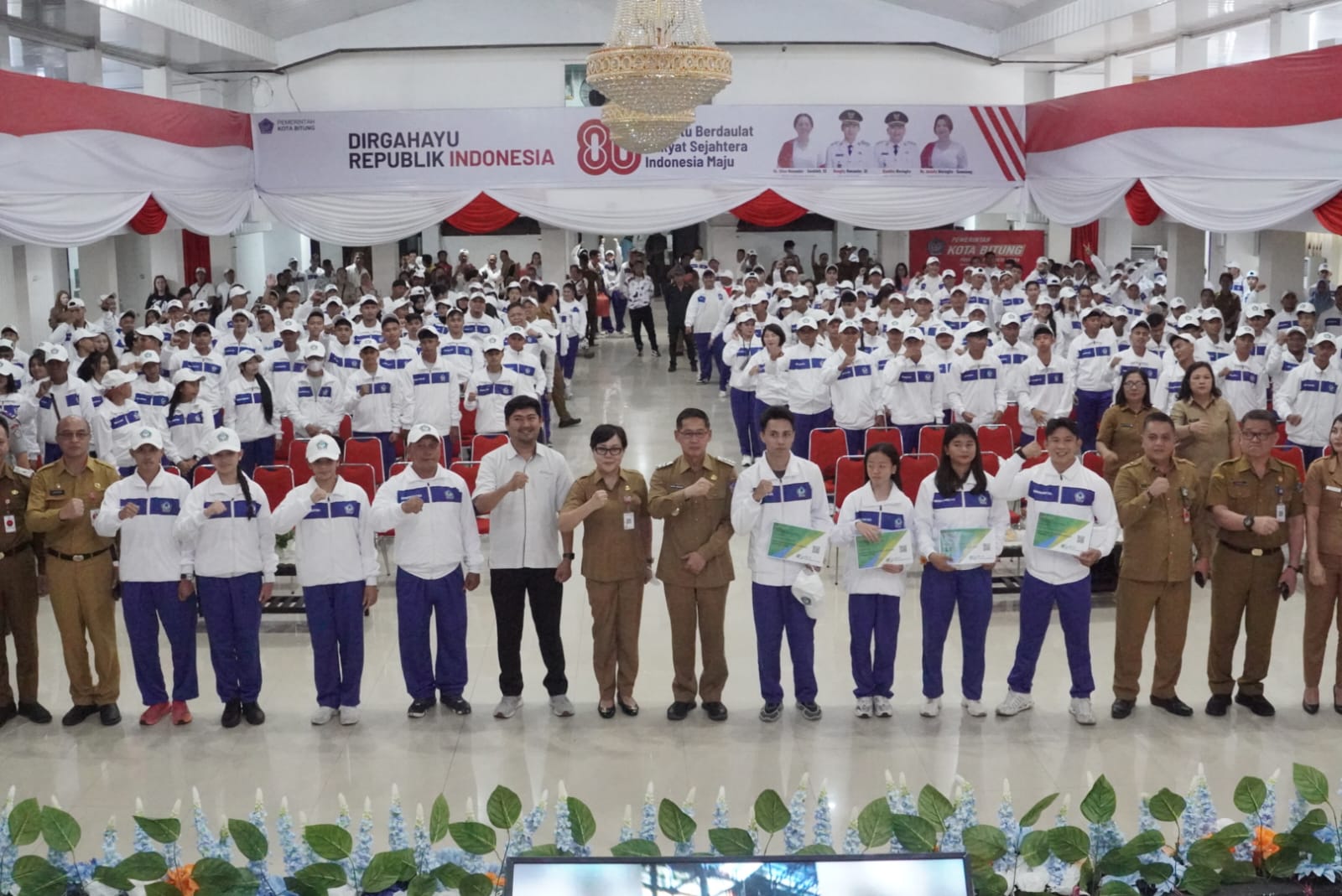 Wali Kota Bitung Hengky Honandar melepas kontingen Kota Bitung ke ajang Porprov XII Sulut 2025.(Dok Istimewa)