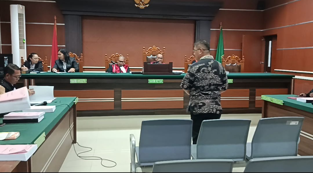 PROSES: Terdakwa Asiano Gammy Kawatu saat mendengar tuntutan JPU dalam kasus hibah GMIM.