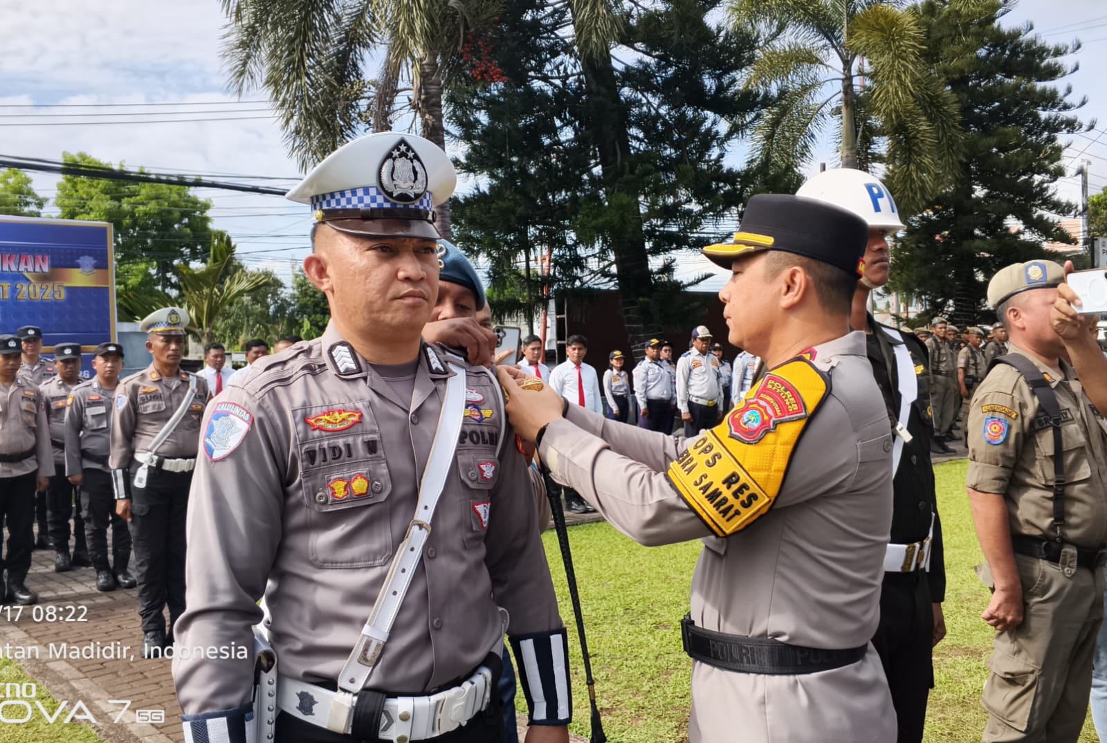 Kapolres Bitung AKBP Albert Zai SIK MH memimpin apel gelar pasukan Operasi Zebra Samrat 2025.(Dok Istimewa)
