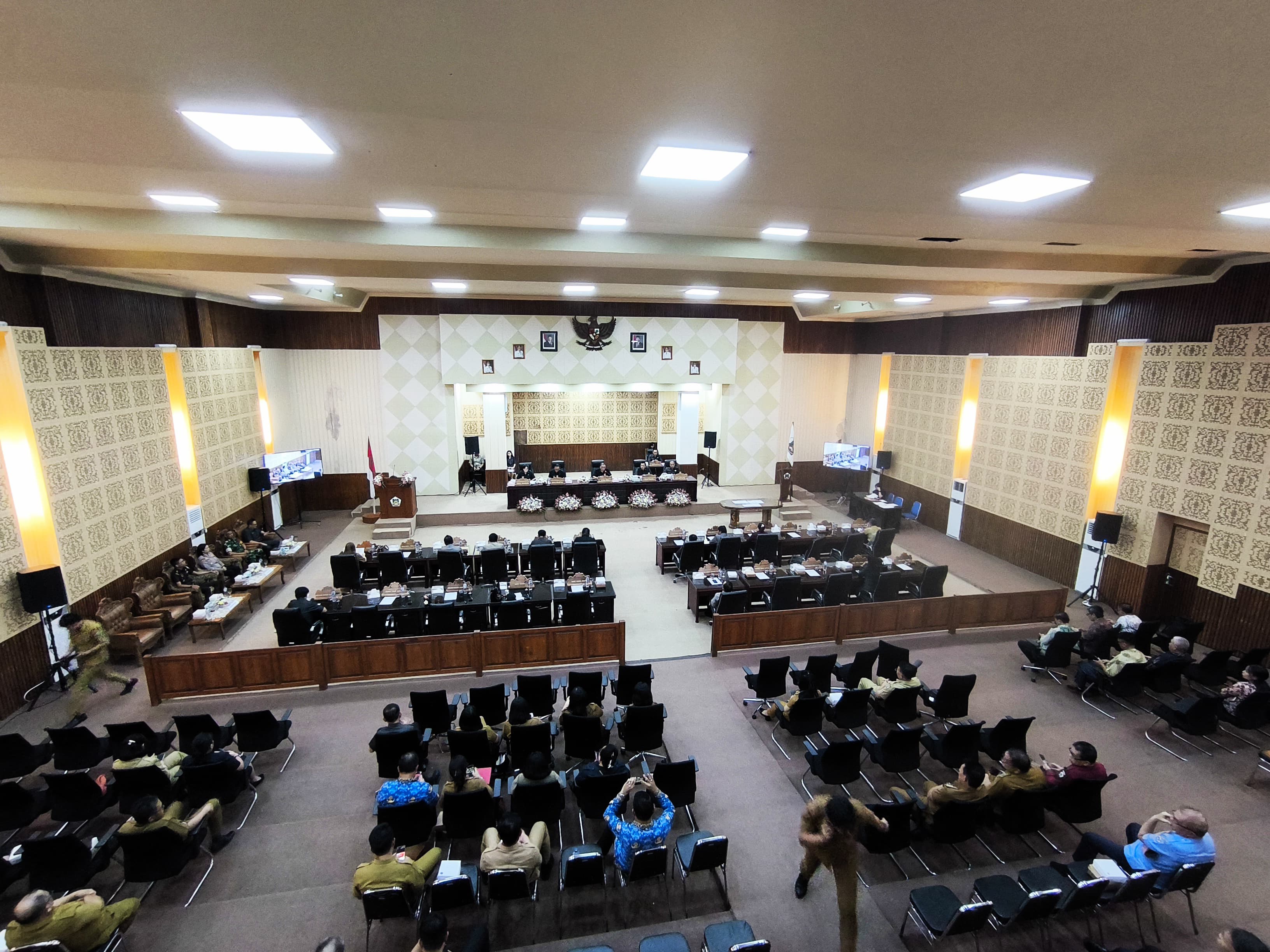 Suasana pelaksanaan Rapat Paripurna DPRD Kota Tomohon dalam agenda Penandatanganan Nota Kesepakatan KUA-PPAS APBD Tahun Anggaran 2026. Dok Jul/MP
