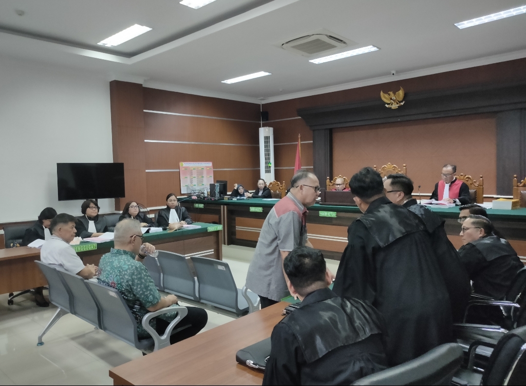 PENUNTUTAN: Terdakwa Jefry Korengkeng usai mendengarkan tuntutan dari JPU terkait kasus hibah GMIM.