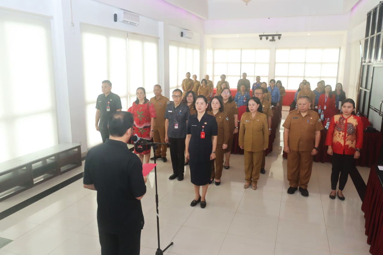 Wali Kota Caroll Senduk SH saat melantik Tim Pembina Posyandu Kota Tomohon Periode 2025&ndash;2030.  Dok istimewa