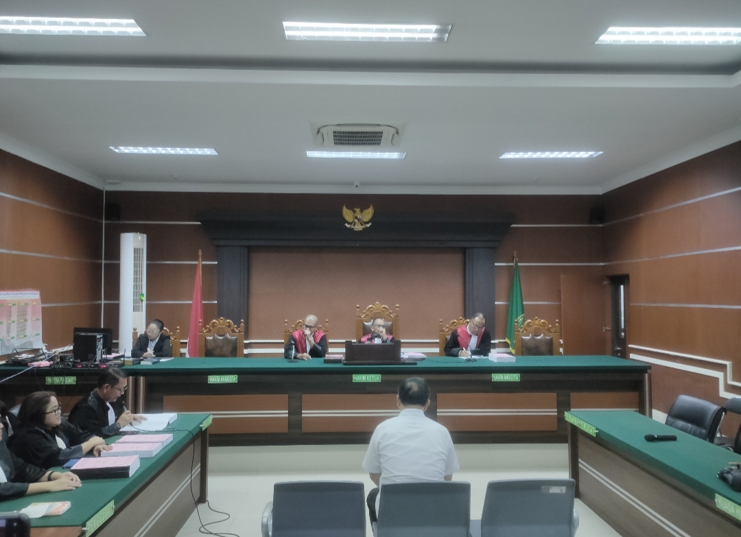 BERPROSES: Terdakwa Pdt Hein Arina saat dipersiapkan kasus hibah GMIM dengan agenda penuntutan dari JPU.