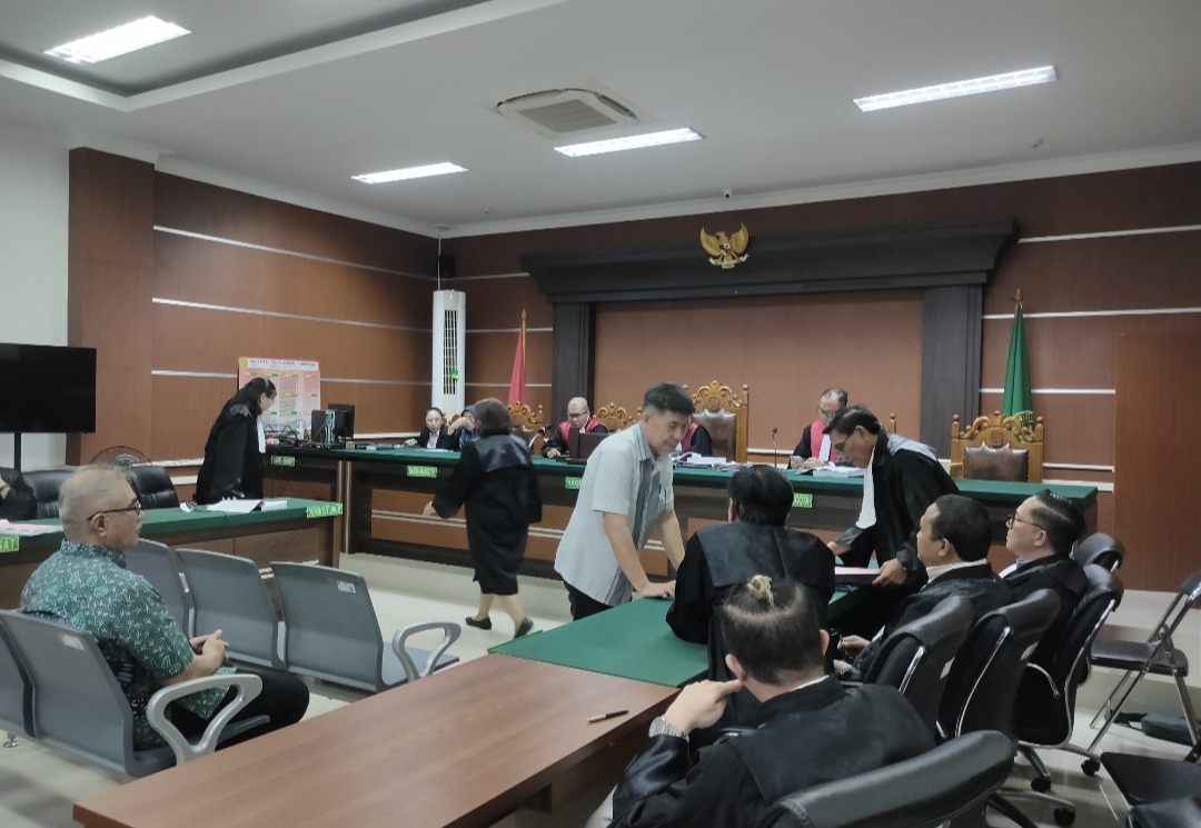 PROSES: Terdakwa Asiano Gammy Kawatu saat mendengar tuntutan JPU dalam kasus hibah GMIM.