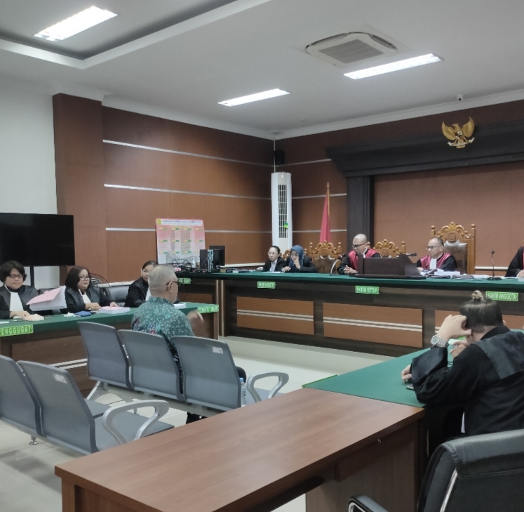 BERPROSES: Terdakwa Steve Kepel saat mendengar tuntutan JPU dalam kasus hibah GMIM.