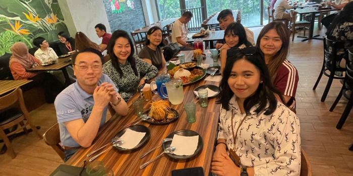 Makan Siang bersama Tim EVO House dan Manado Post di salah satu restoran di kawasan Somerset, Kamis (13/11).