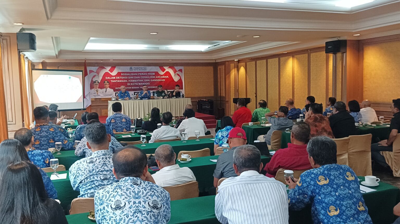 Sosialisasi peran FKDM dalam mendeteksi dini ancaman gangguan Kamtibmas di Manado, Senin (17/11) di Hotel Gran Puri.
