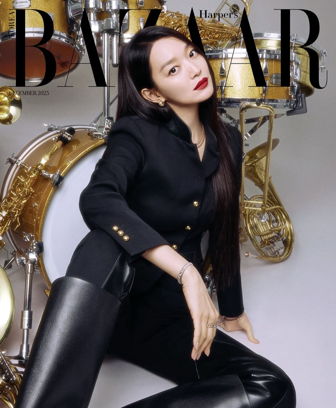 Shin Min Ah tampil dalam pemotretan terbaru bersama Harper&rsquo;s Bazaar Korea.