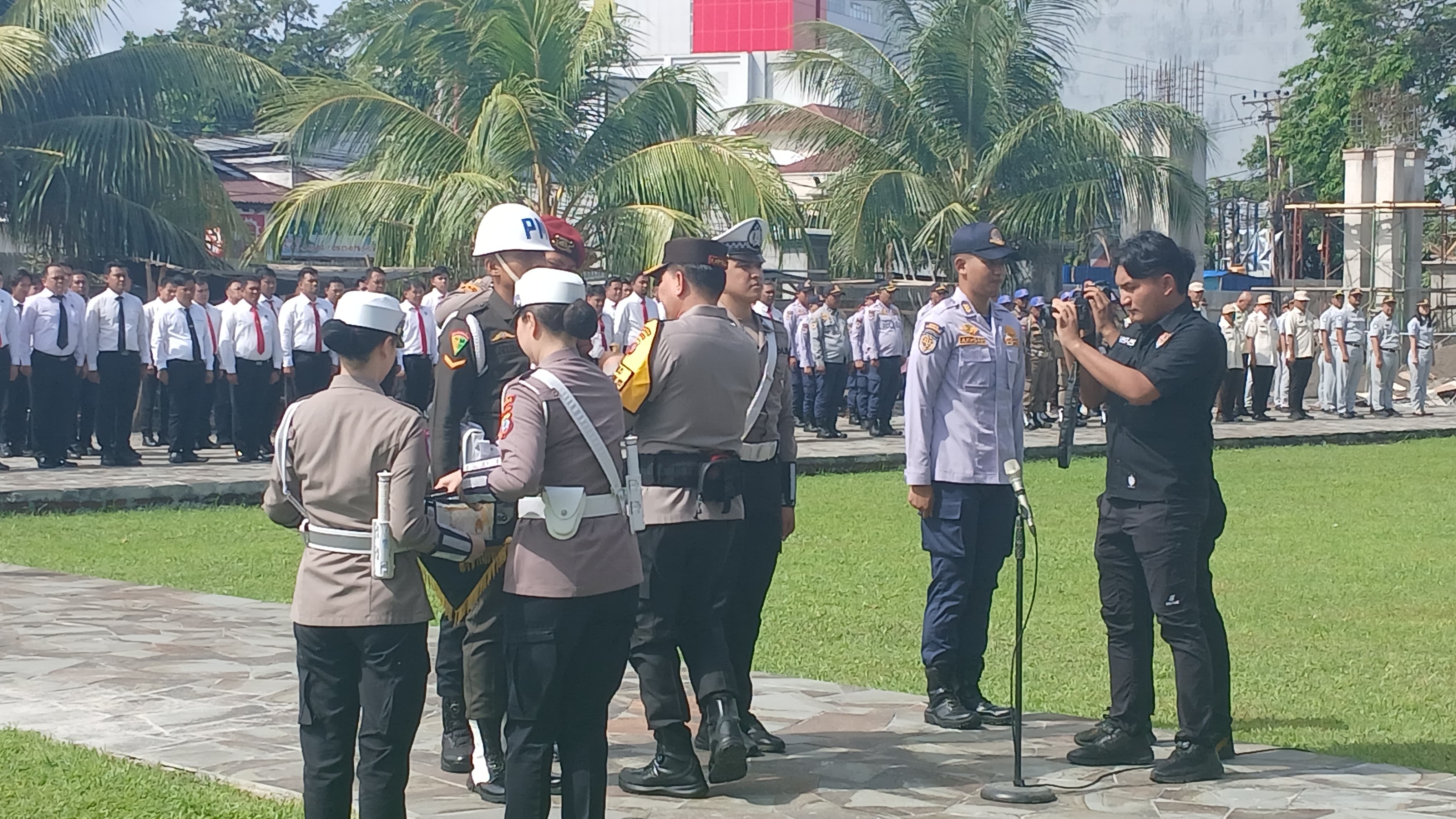 Apel Gelar Pasukan Operasi Kepolisian Kewilayahan Zebra Samrat 2025, Senin (17/11), di lapangan upacara Mapolda Sulut. Apel diikuti personel Polri, TNI, Dinas Perhubungan, Satpol PP, Dispenda