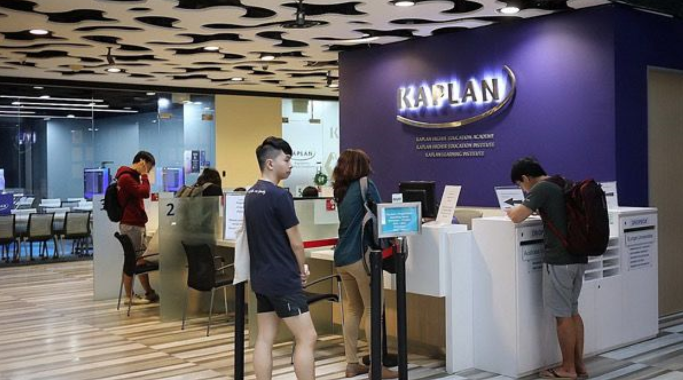 Suasana pelayanan mahasiswa di Kaplan Singapore, tempat Xanelle Supit dan tim Manado Post melakukan kunjungan kampus dalam rangka rangkaian hadiah Xpresi Party 2025.