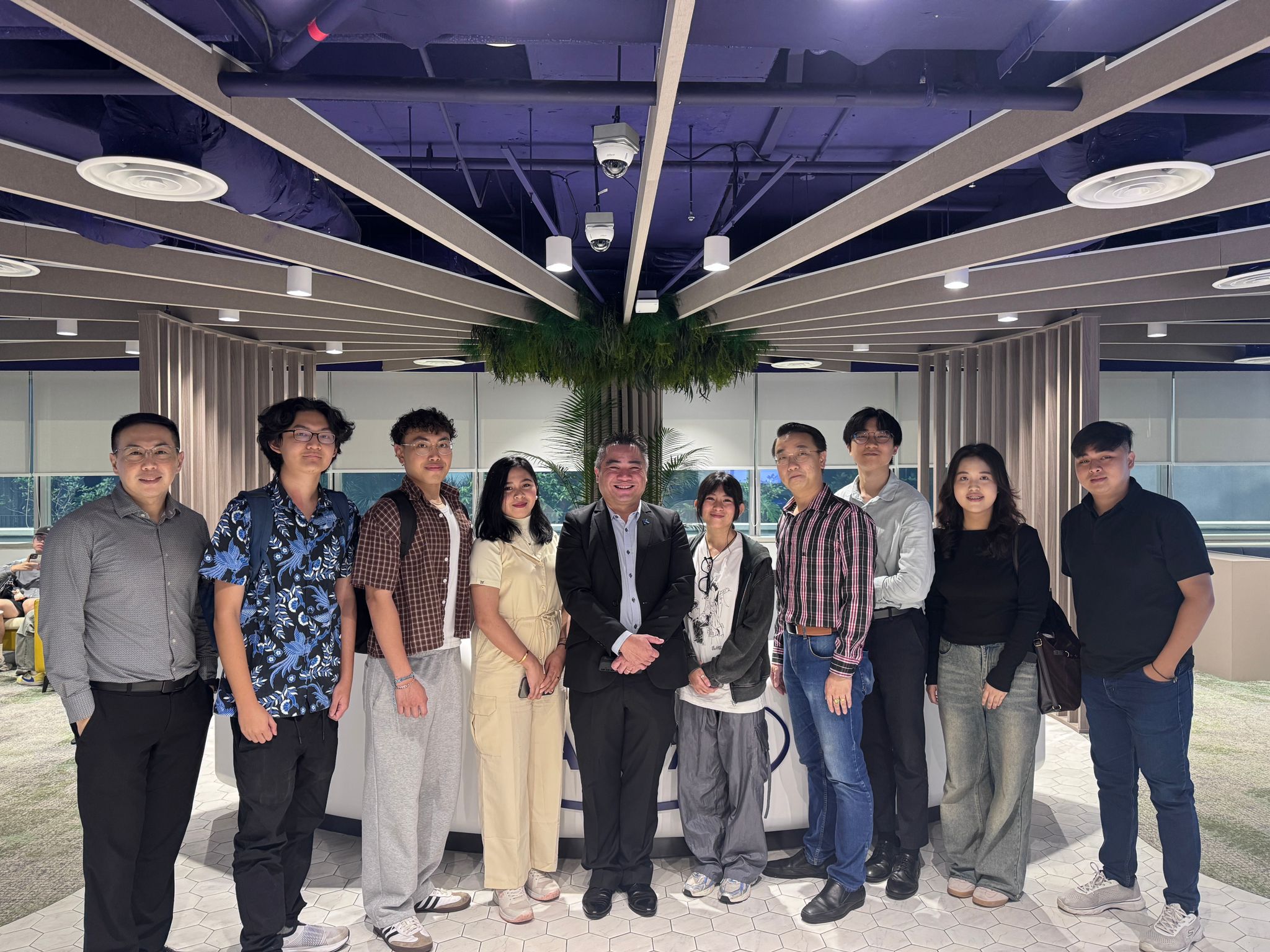 Rombongan Manado Post mengunjungi Kaplan Singapore pada 14 November 2025 untuk tur kampus yang dipandu langsung oleh tim Kaplan.