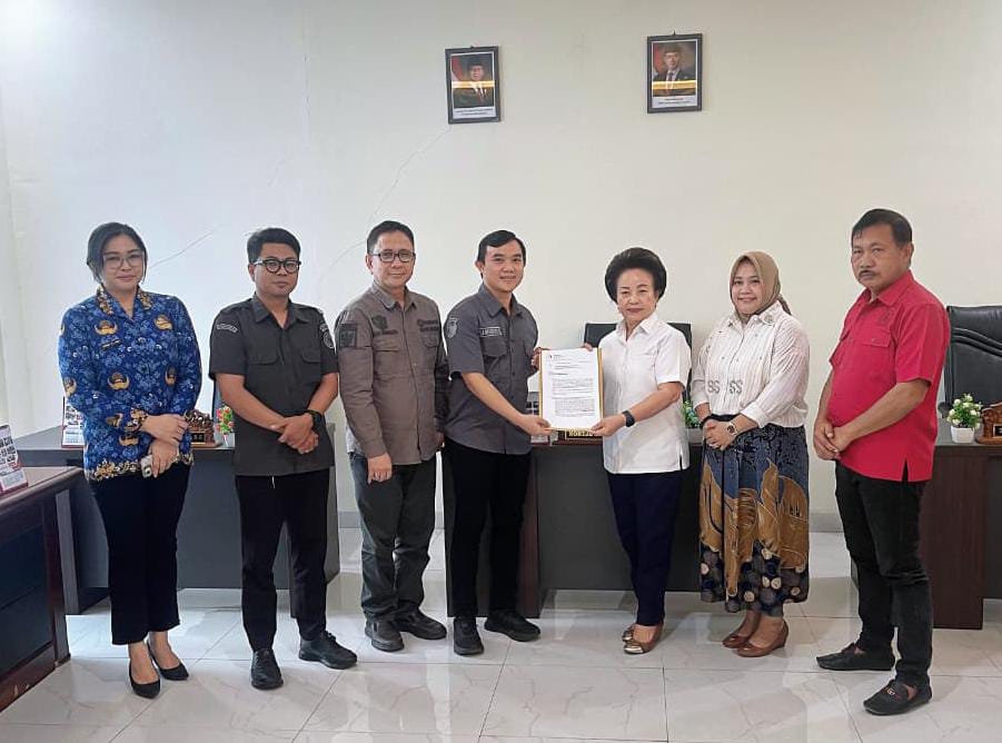 Bawaslu Manado saat menyerahkan surat resmi kepada Komisi 1 DPRD