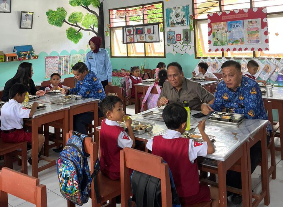 Ketua Komisi 4 DPRD Manado bersama Sekkot dan Kadis Pendidikan saat menyaksikan penyajian menu MBG bersama pihak BGN, Senin (17/11).