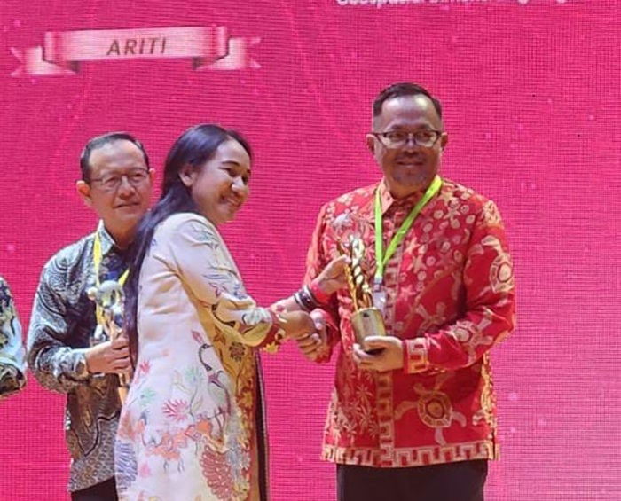 Wakil Wali Kota Manado saat menerima penghargaan Bhumandala Kanaka Emas 2025, Selasa (18/11) di Auditorium Sukarman, Perpustakaan Nasional RI.