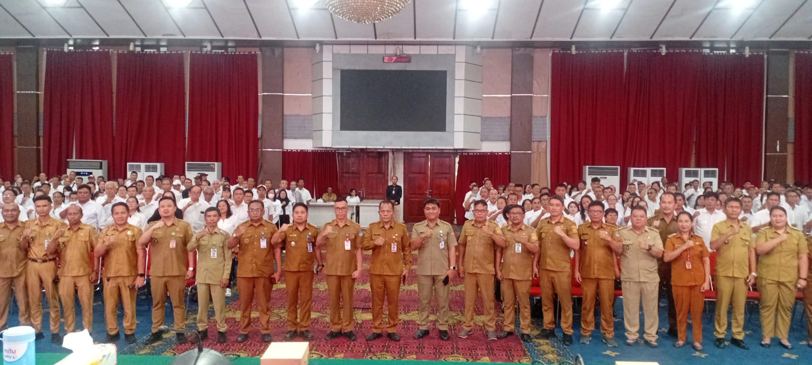 Para Ketua Lingkungan saat mengikuti pembekalan di Ruang Serbaguna Pemkota Manado, Selasa (18/11)