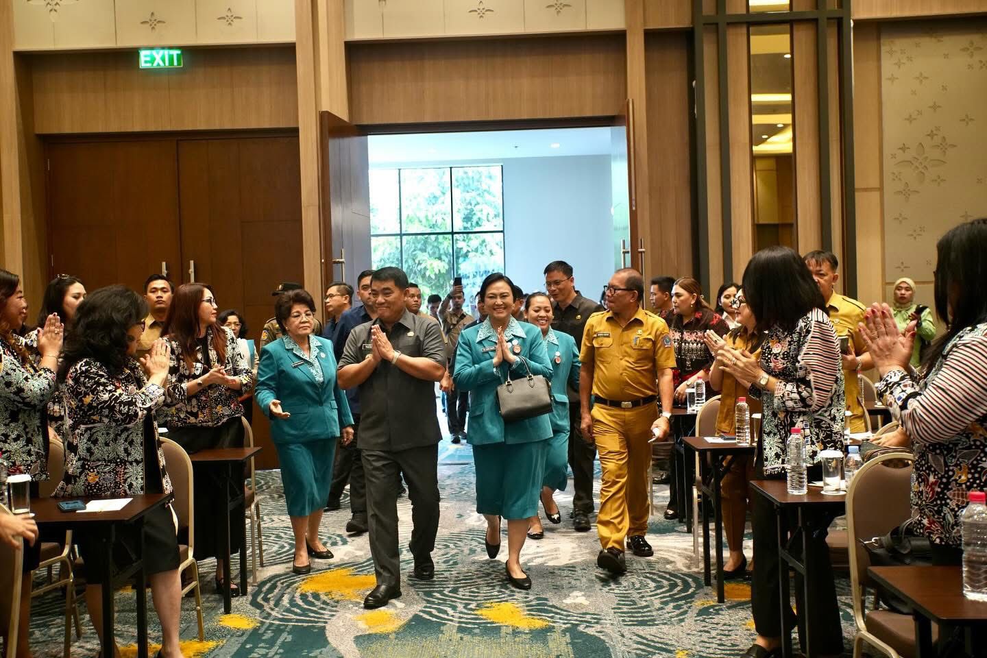 Gubernur Yulius Selvanus dan Ketua TP PKK Sulut Ny Anik Yulius Selvanus.
