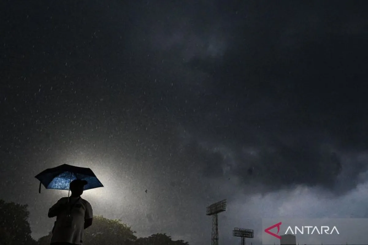 Hujan deras di Jakarta, pada Sabtu (15/11/2025). ANTARA FOTO/Sulthony Hasanuddin/tom.