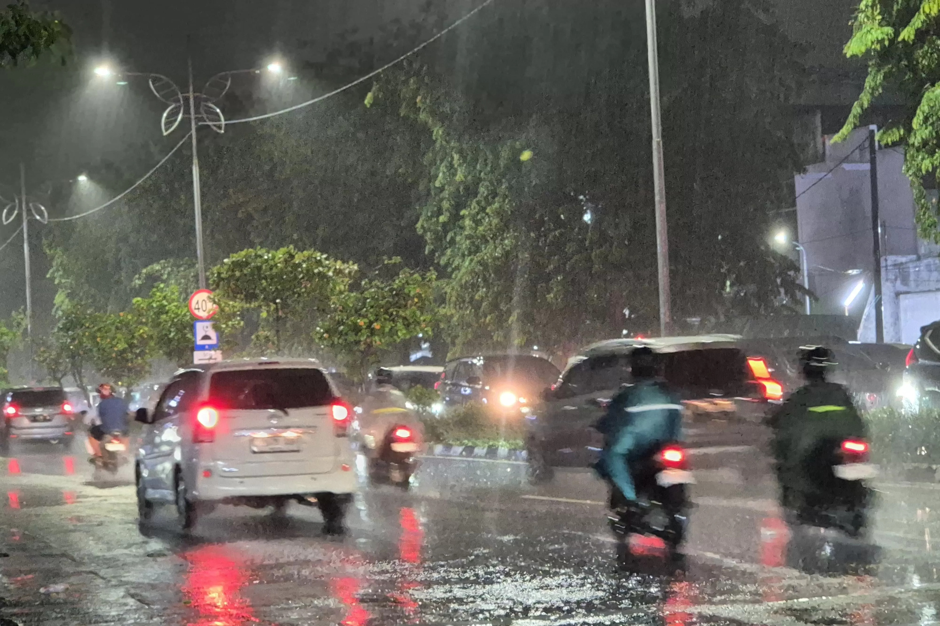 Hujan Deras membuat sejumlah titik di Kota Surabaya rawan tergenang, warga diminta menghindari. (Novia Herawati/JawaPos.com)