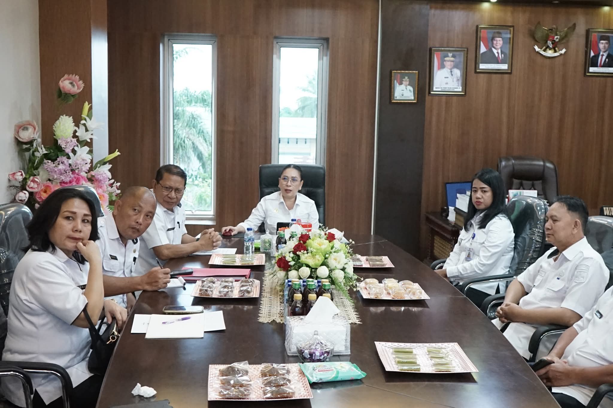 RAPAT: Wabup Vasung memimpin ralat persiapan adipura bersama jajaran Dinas Lingkungan Hidup, Rabu (19/11/2025).