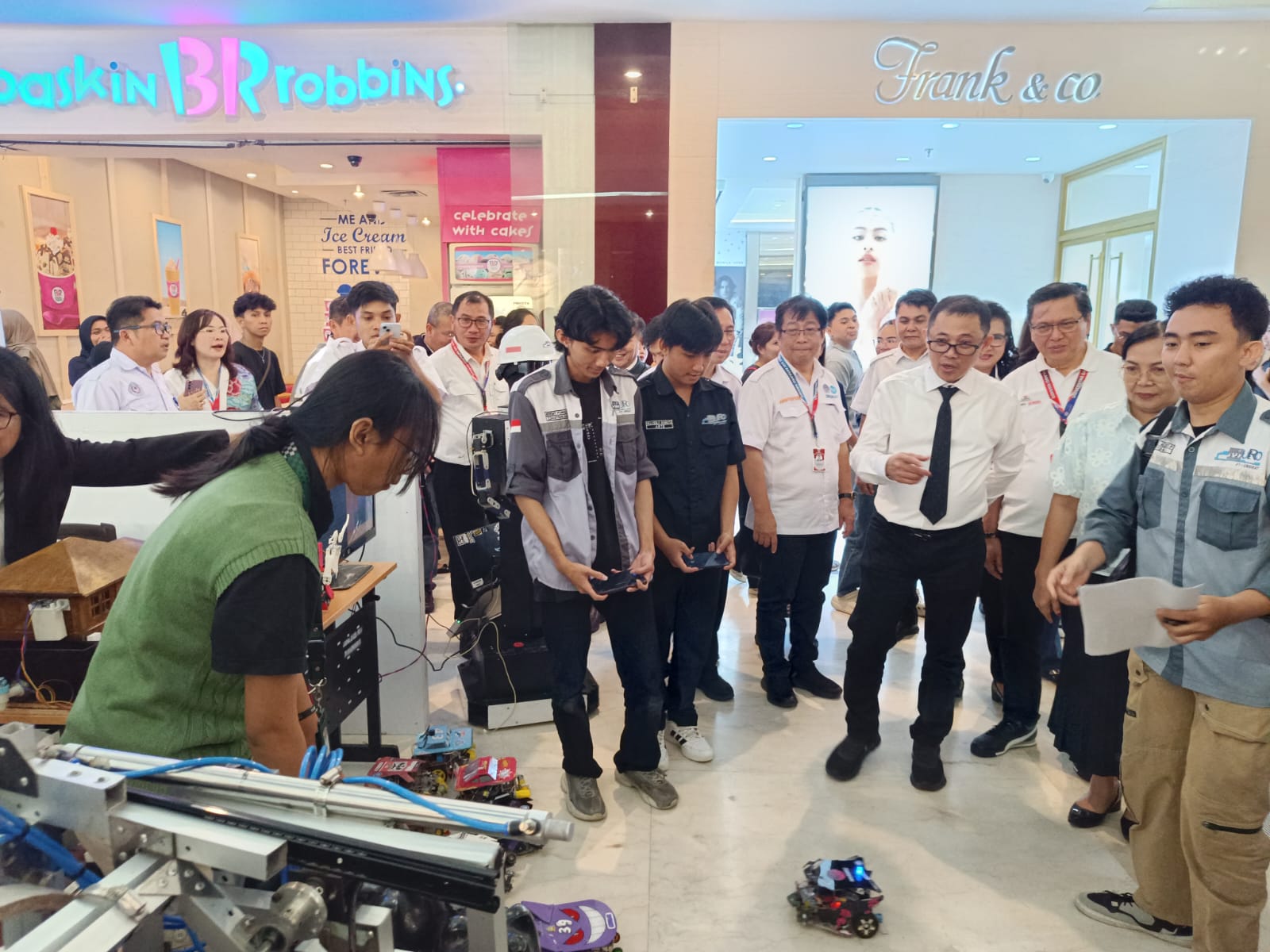 PENGABDIAN: Seluruh civitas akademika Unsrat Manado turut dalam pameran yang berlangsung di atrium Mantos 3, menampilkan inovasi dan karya untuk masyarakat Sulawesi Utara.