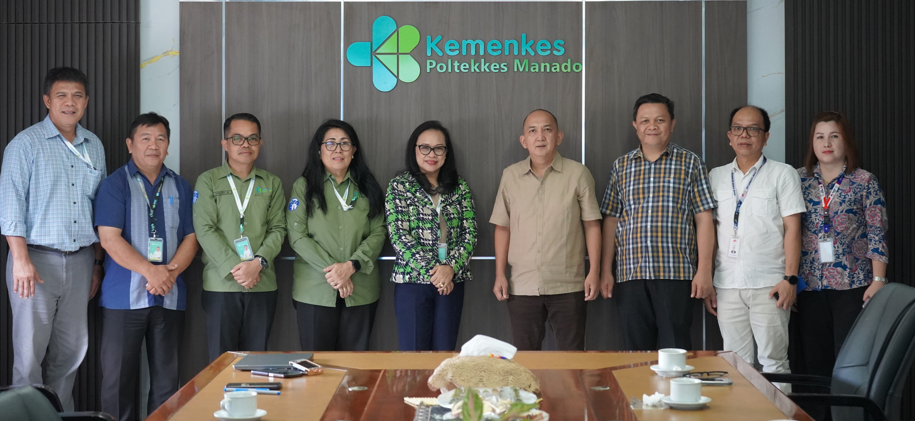 Penandatanganan MoU antara Poltekkes Kemenkes Manado dan Manado Post, di Direktorat Poltekkes Manado, Rabu 19/11.