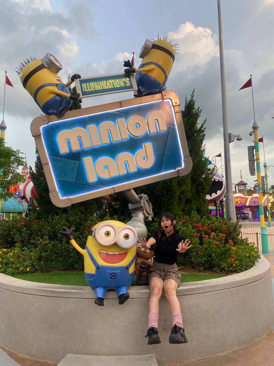Xanelle Supit berpose lucu di area Minion Land Universal Studios Singapore saat kunjungan Xpresi Party 2025, menikmati spot favorit wisatawan sebagai bagian dari hadiah kompetisinya.