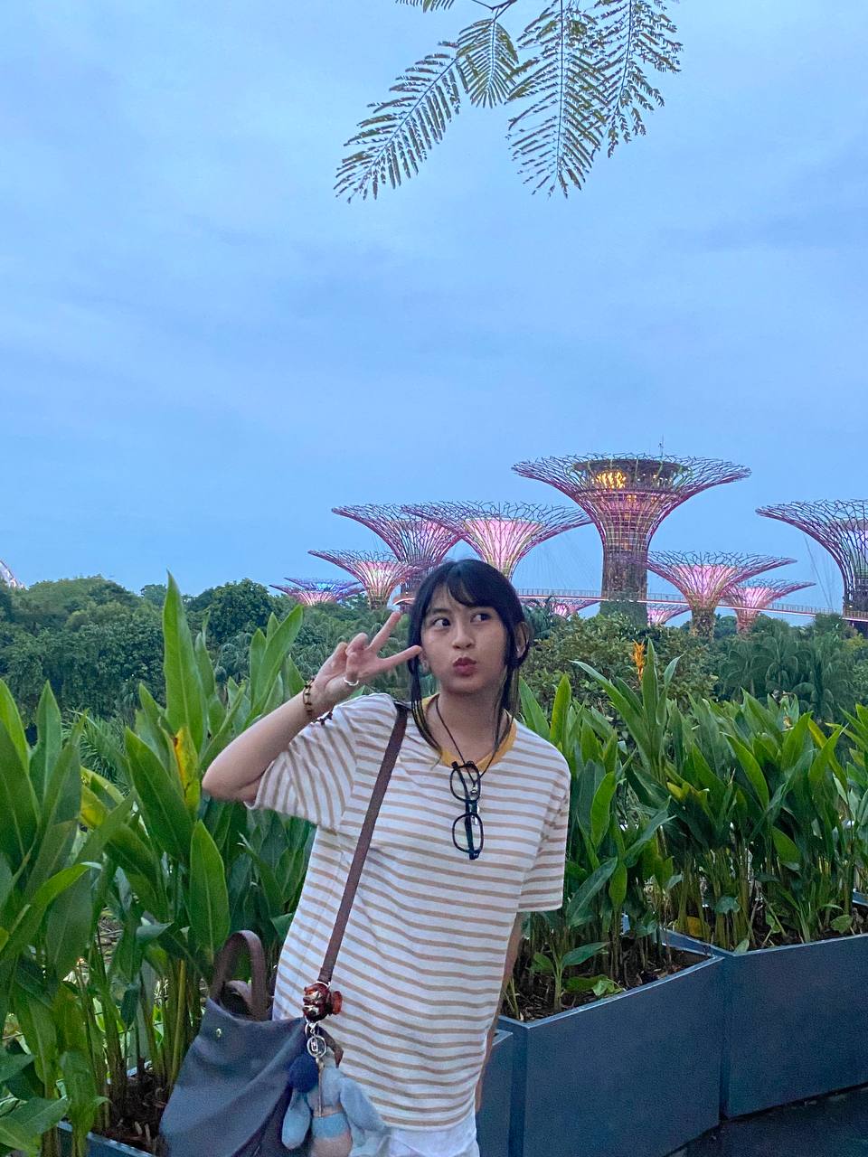 Xanelle Supit berfoto santai di Gardens by the Bay pada akhir perjalanannya di Singapura dalam rangka Xpresi Party 2025, memanfaatkan waktu sebelum kembali ke Indonesia.