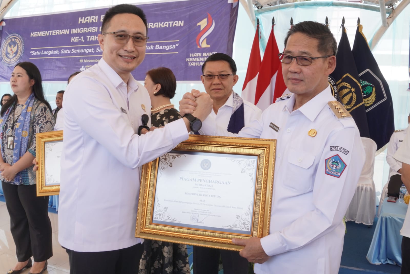 Wali Kota Bitung Hengky Honandar saat menerima piagam penghargaan.(Dok Istimewa)
