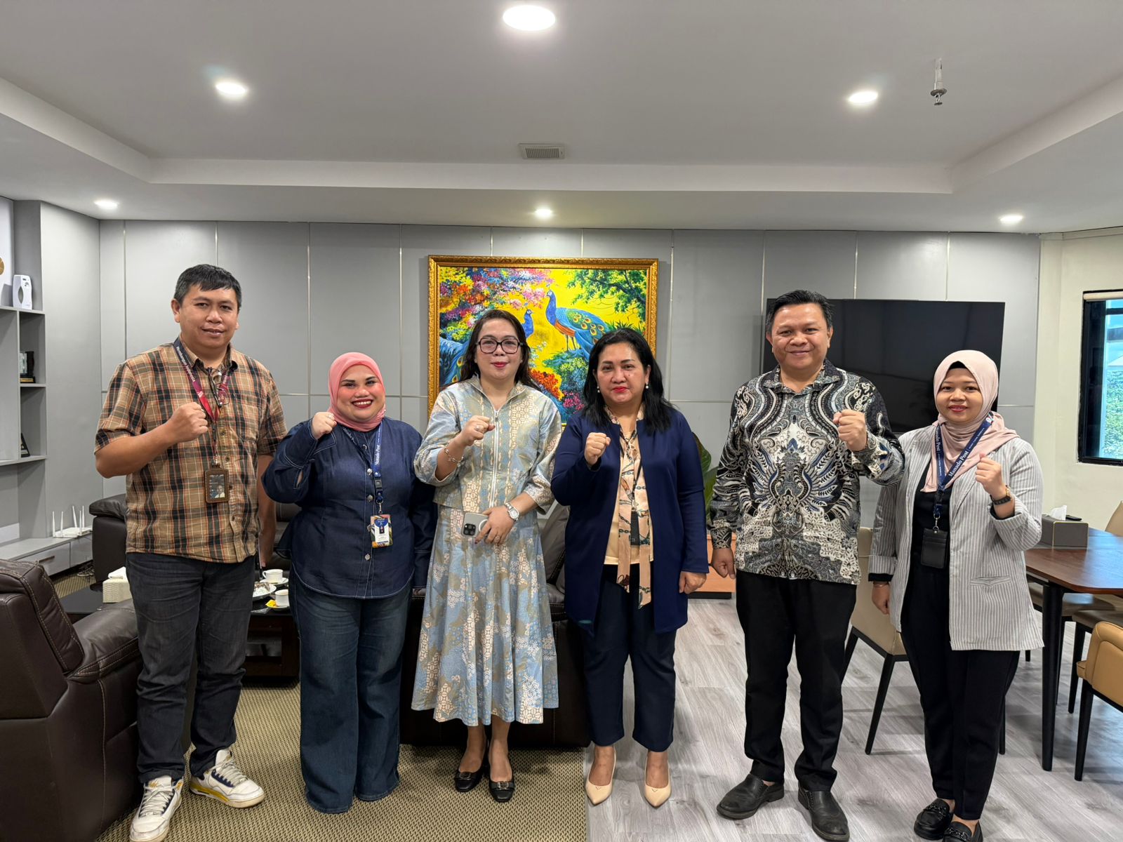 RCEO  BRI Region 16 Manado, Elisabeth Primasari, bersama Direksi Manado Post, Direktur Umum Tommy Waworundeng dan Direktur Keuangan Marlin Tamauka, serta jajaran lainnya, Kamis (20/11/2025).