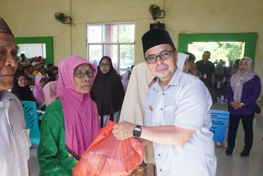 Bupati Bolmut saat menyerahkan bantua