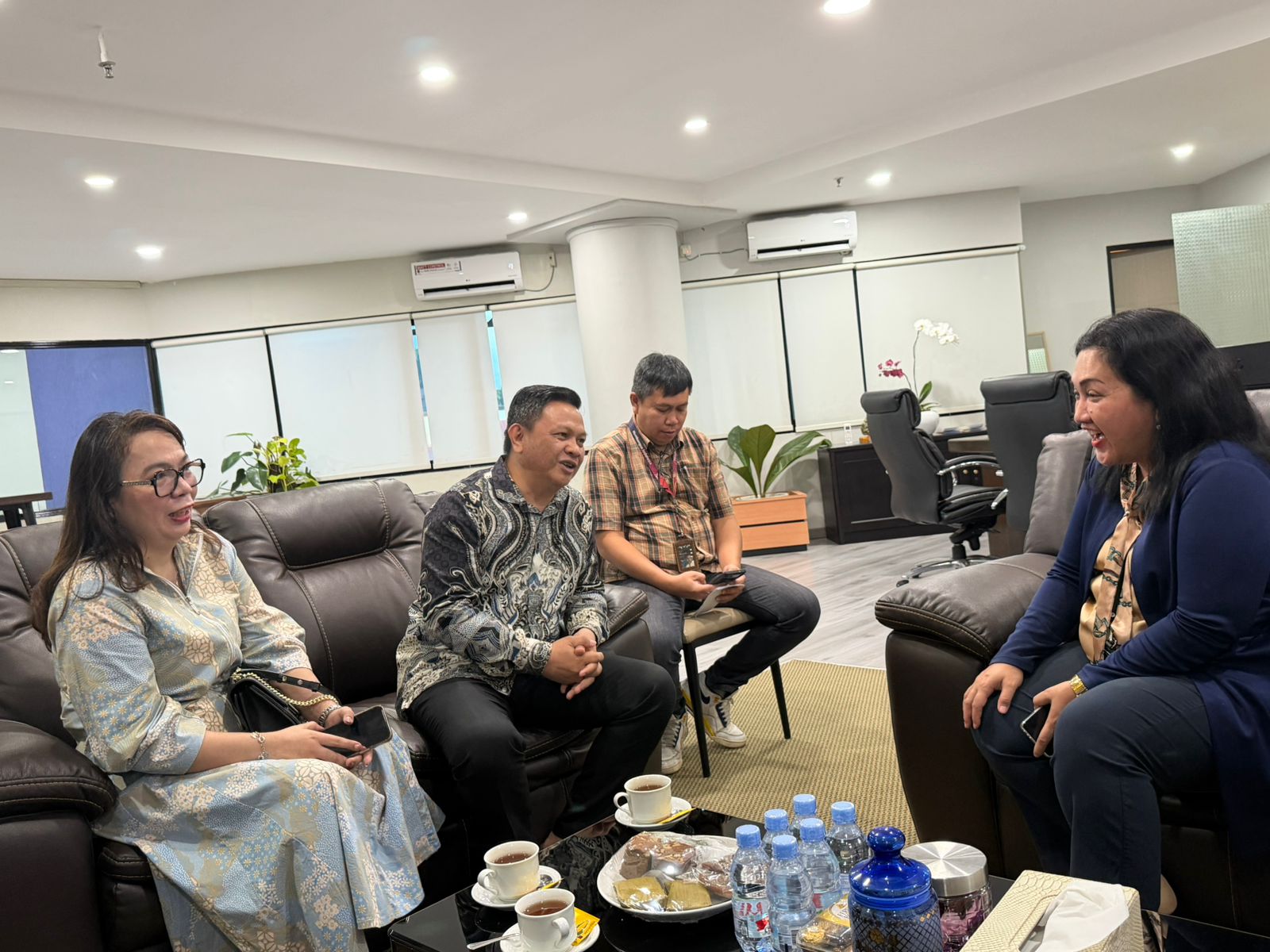 Regional CEO BRI Region 16 Manado, Elisabeth Primasari bersama jajaran direksi Manado Post