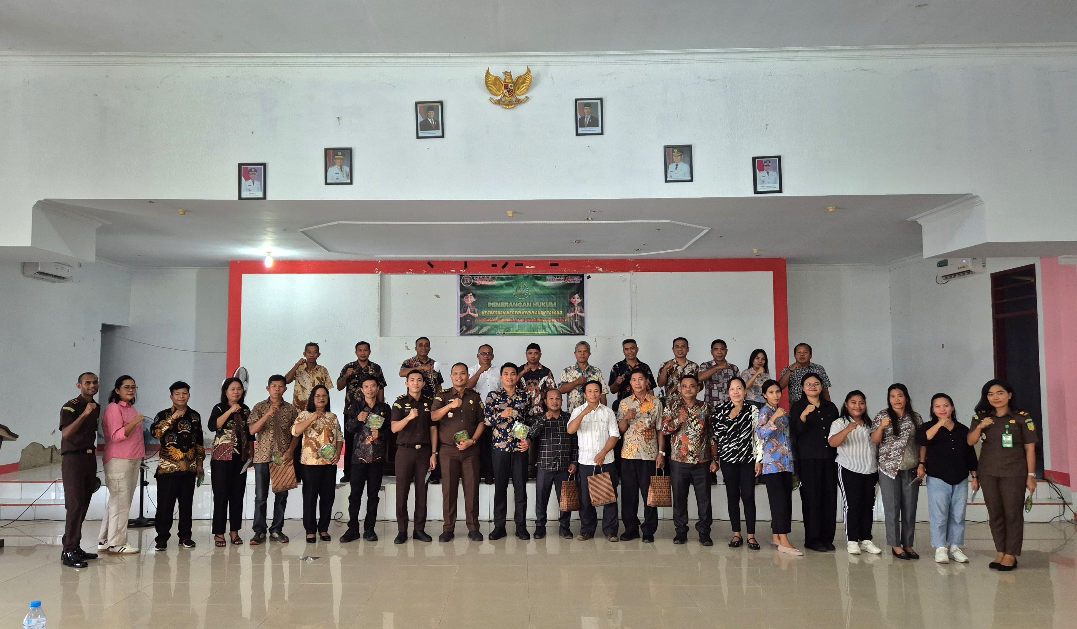 SERIUSI: Kejaksaan Negeri Kepulauan Talaud saat menggelar edukasi publik dengan menggelar Penerangan Hukum Program Pembinaan Masyarakat Taat Hukum.
