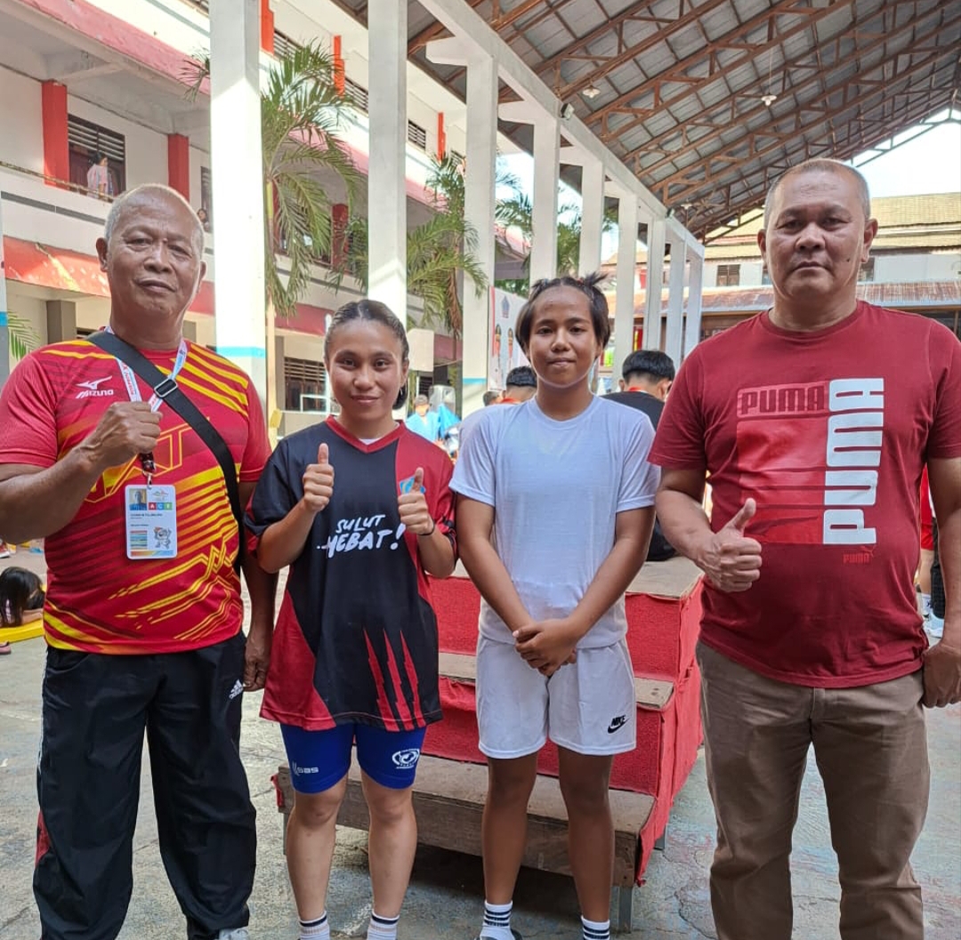Kontingen Sambo Tomohon sukses sabet dua medali lewat dua atlet muda masing-masing Andriani Karundeng dan Febrisilia Parapaga. Dok istimewa