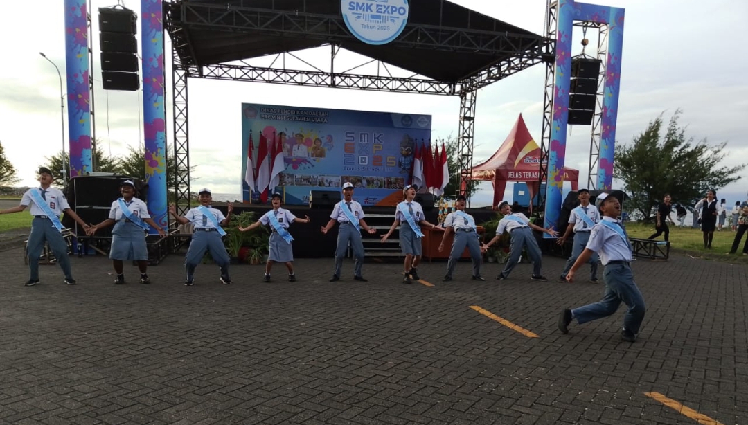 Para peserta lomba Yel-yel GenRe Sulut menampilkan atraksi terbaiknya di SMK Expo 2025.