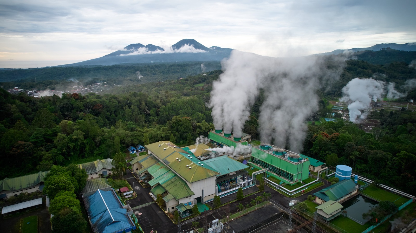 Tampak Udara PLTP Lahendong di Tomohon, Sulawesi Utara. PLTP Lahendong merupakan pembangkit EBT yang menyumbang listrik bersih terbesar di sistem Sulutgo.