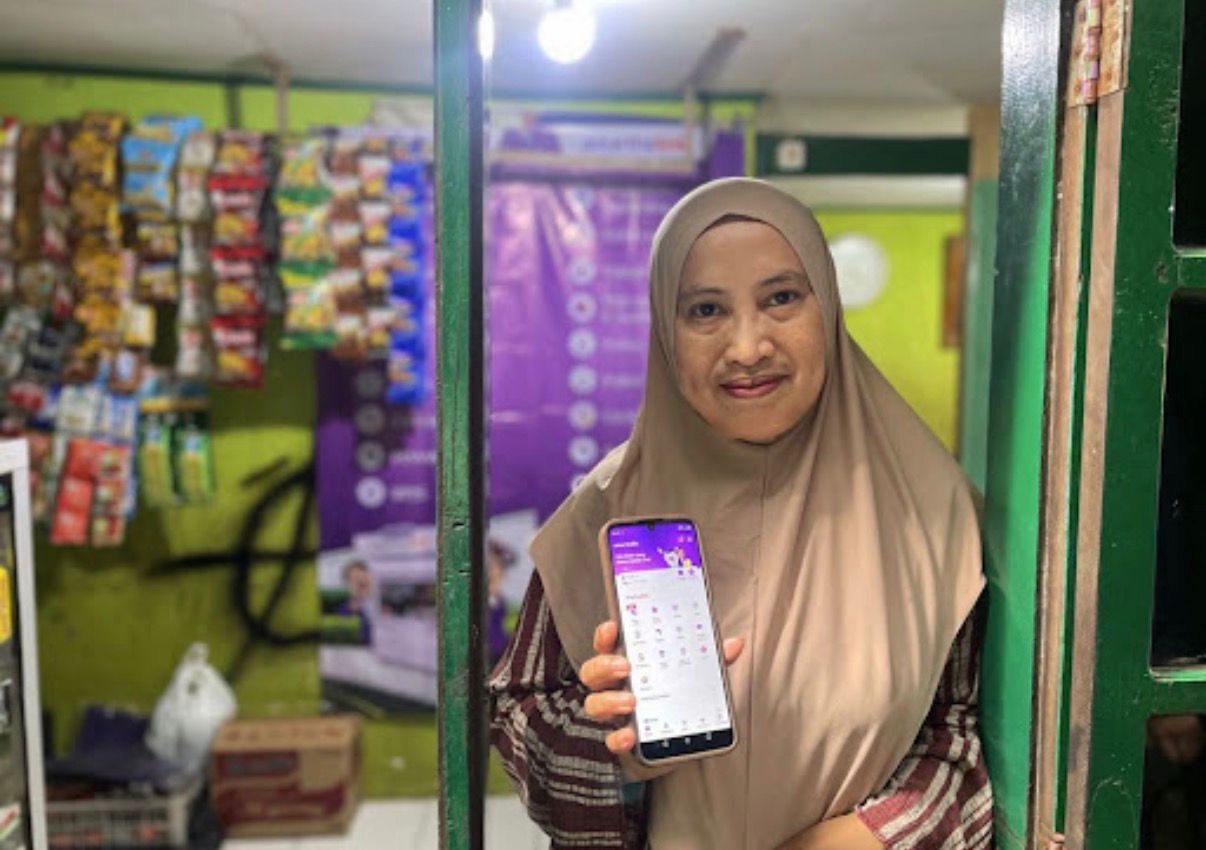 Ibu Nurjannah, mitra UMKM binaan Amartha asal Makassar yang memperluas layanan warung kelontongnya dengan bergabung sebagai warung digital AmarthaLink.