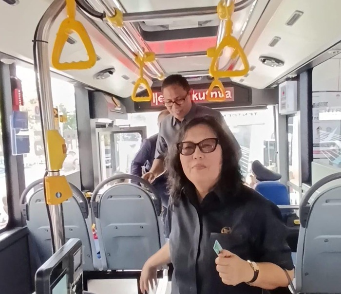 Ketua dan Wakil Ketua Komisi 3 DPRD Manado saat mencoba langsung Bus BTS setelah diluncurkan oleh Pemkot dan Kemenhub