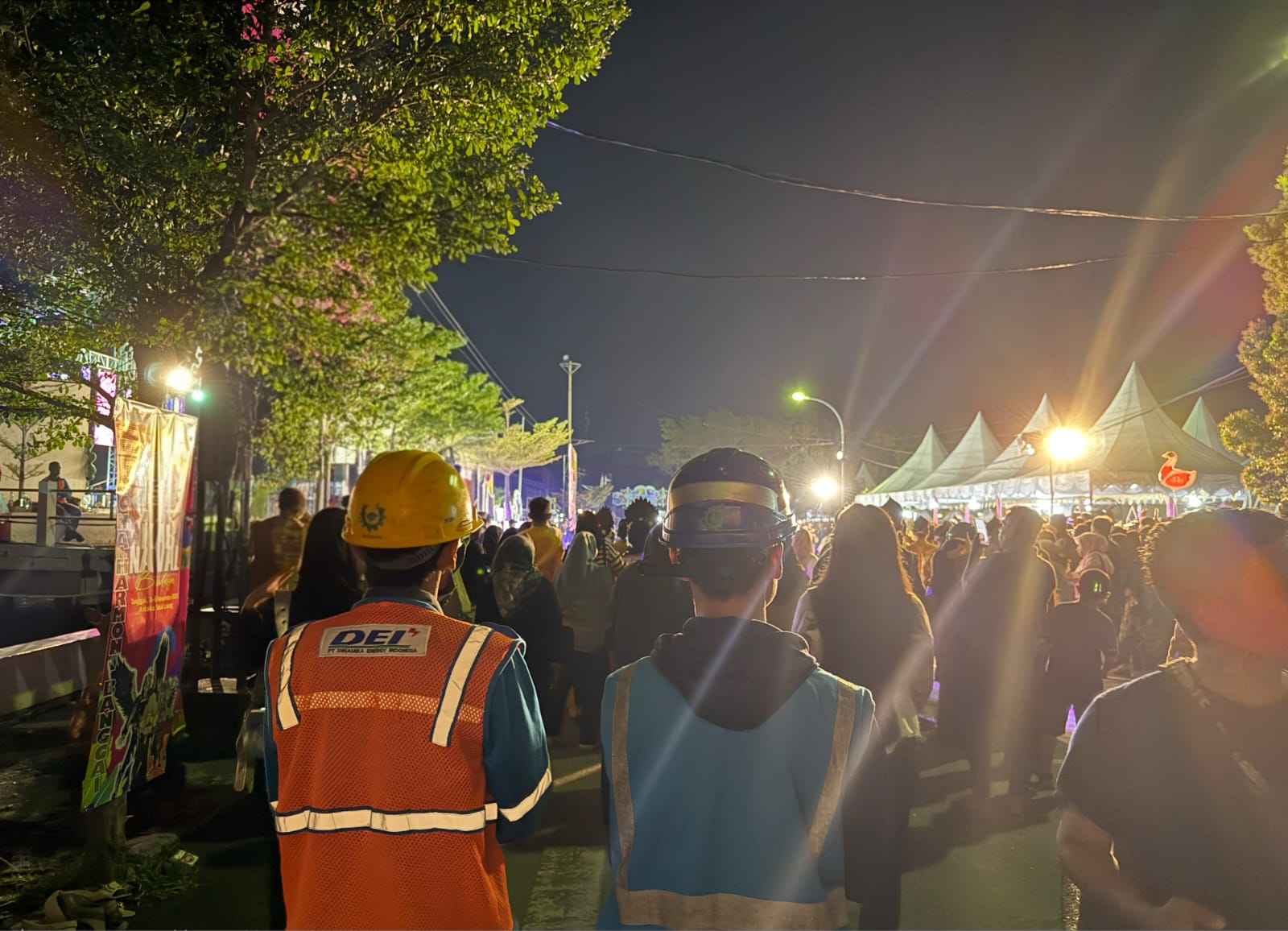 Petugas PLN bersiaga penuh di lokasi "2nd International Festival Lipu Celebes" di Luwuk. Kehadiran tim siaga 24 jam ini memastikan pasokan listrik tetap andal, mendukung kelancaran seluruh acara.