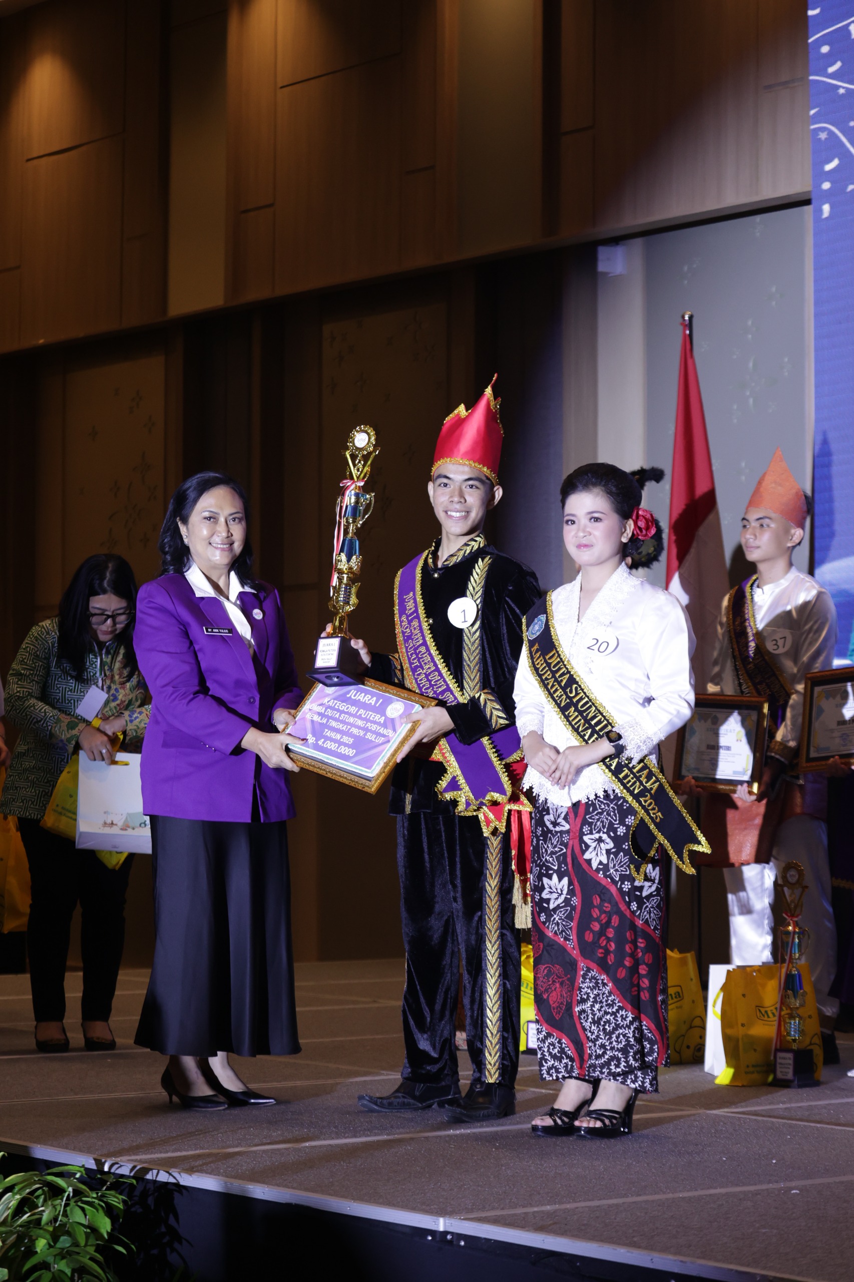 Ketua TP PKK Sulut Ny Anik Yulius Selvanus bersama pemenang Duta Stunting Sulut.