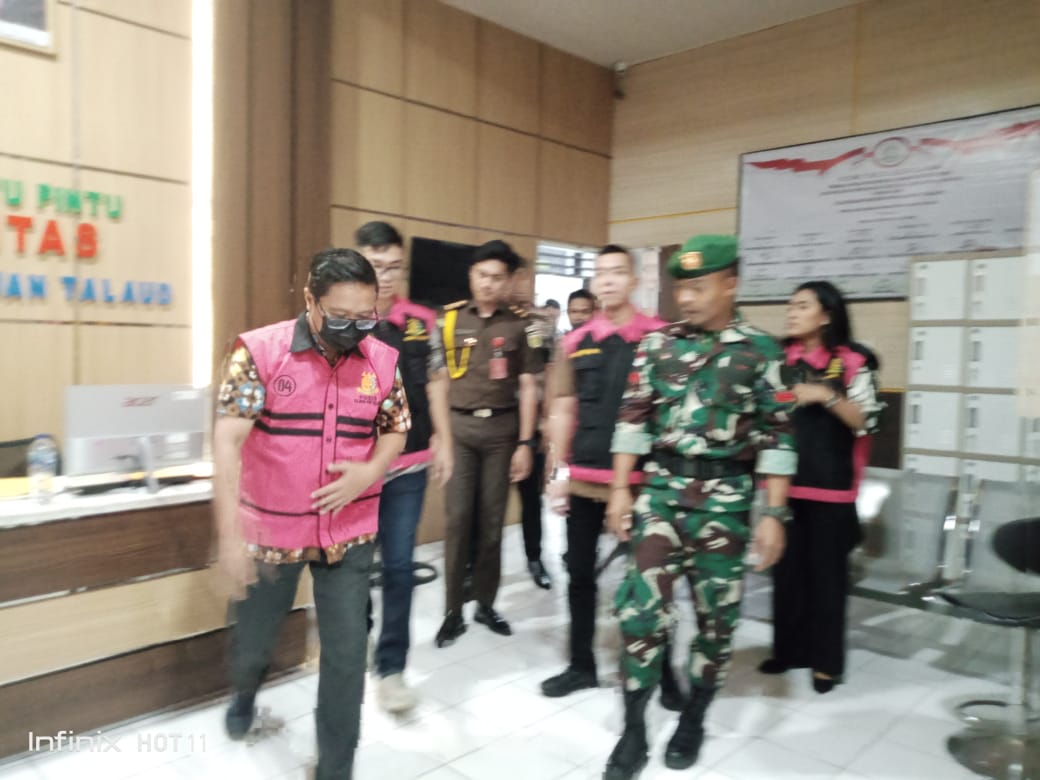 UNGKAP: Kejari Manado saat menetapkan JRSM, Kepala Dinas PUTR Kabupaten Kepulauan Talaud, sebagai tersangka dalam perkara dugaan tindak pidana korupsi pengadaan dan jasa konsultasi Tahun Anggaran 2024