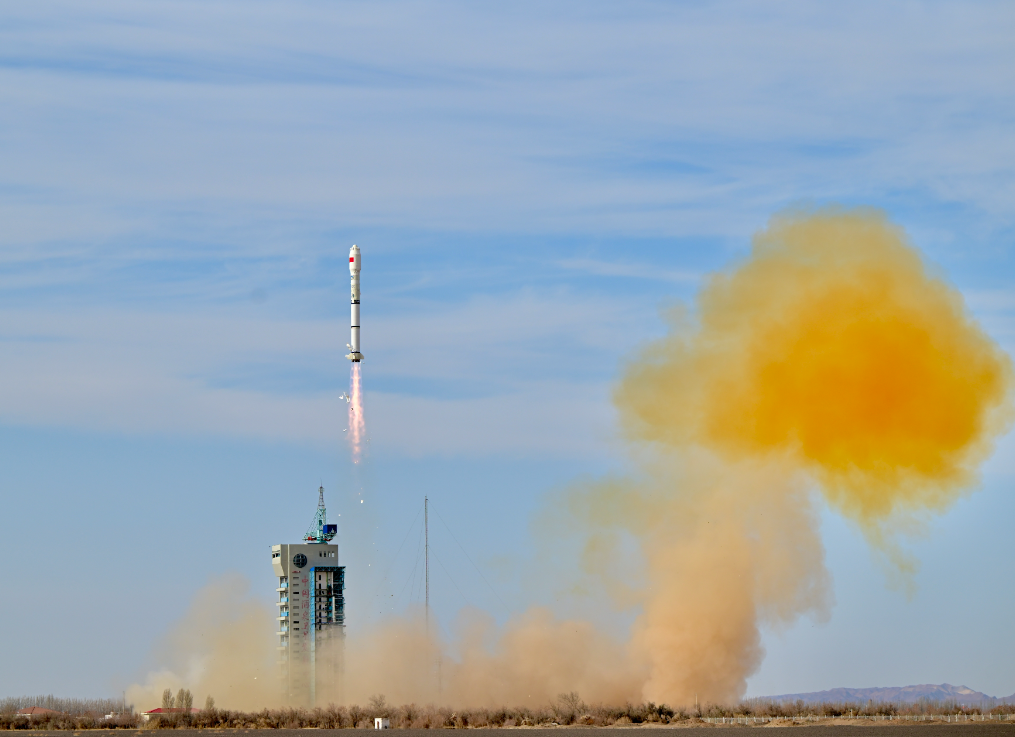 Roket pengangkut Long March-2C yang membawa tiga satelit baru lepas landas dari Pusat Peluncuran Satelit Jiuquan di China barat laut pada 19 November 2025.